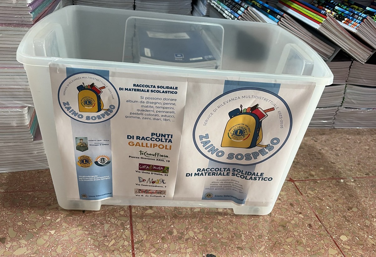 Scatolone Zaino Sospeso in una cartolibreria aderente